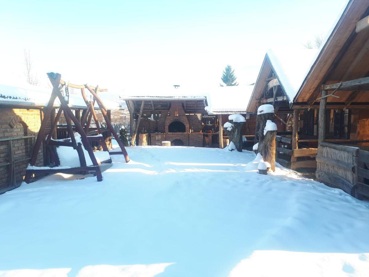 Casa Rustic Feher & Fekete Vendeghazak Sovata Exteriör bild